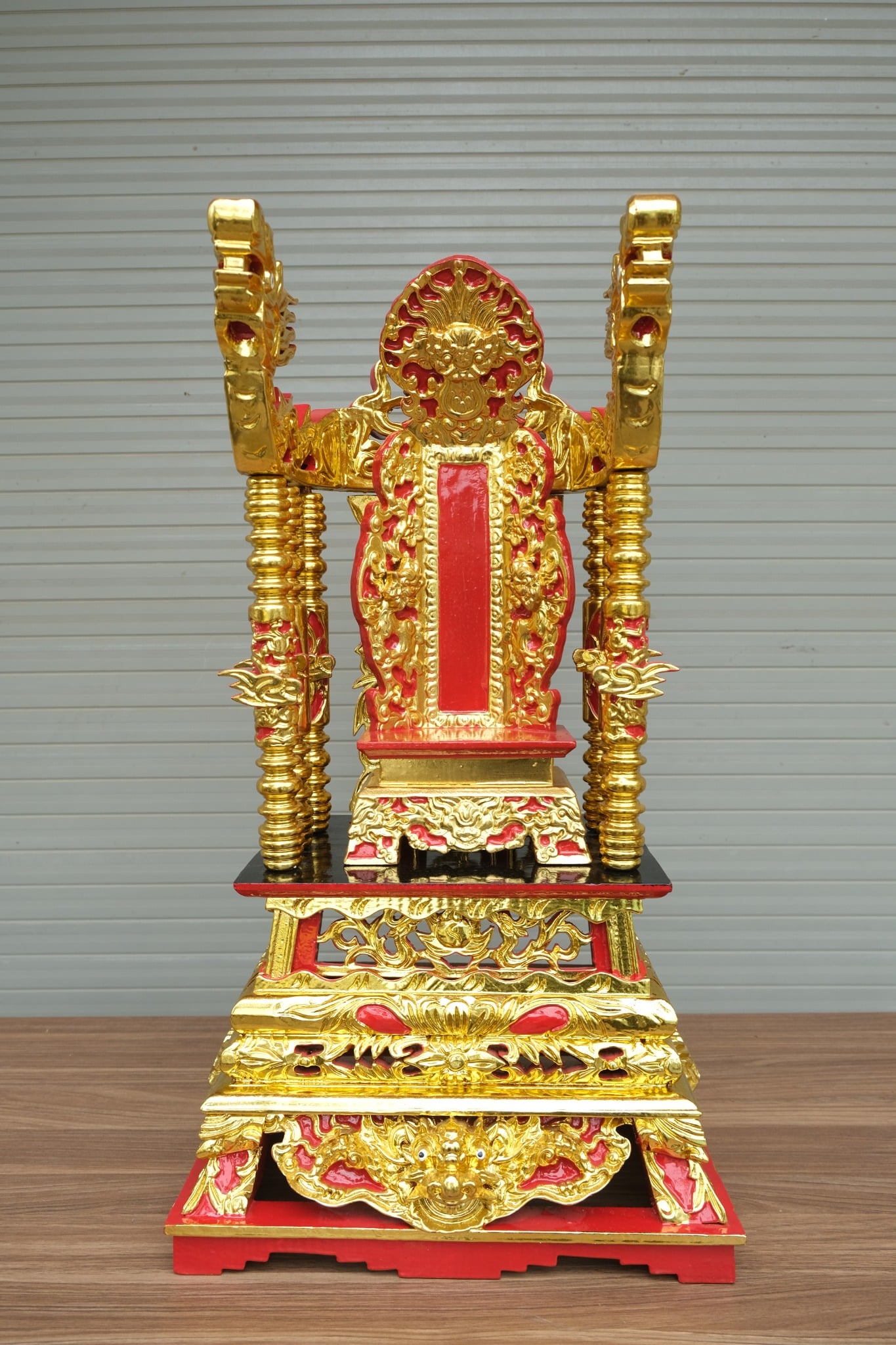 Ngai thờ sơn son thếp vàng
